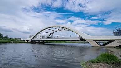 延时实拍北京通州温榆河秋季桥梁视频的预览图